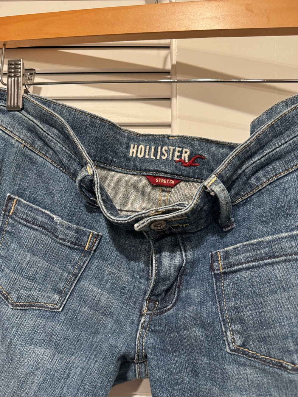 Hollister women’s bootcut Jeans in Medium Blue Wash